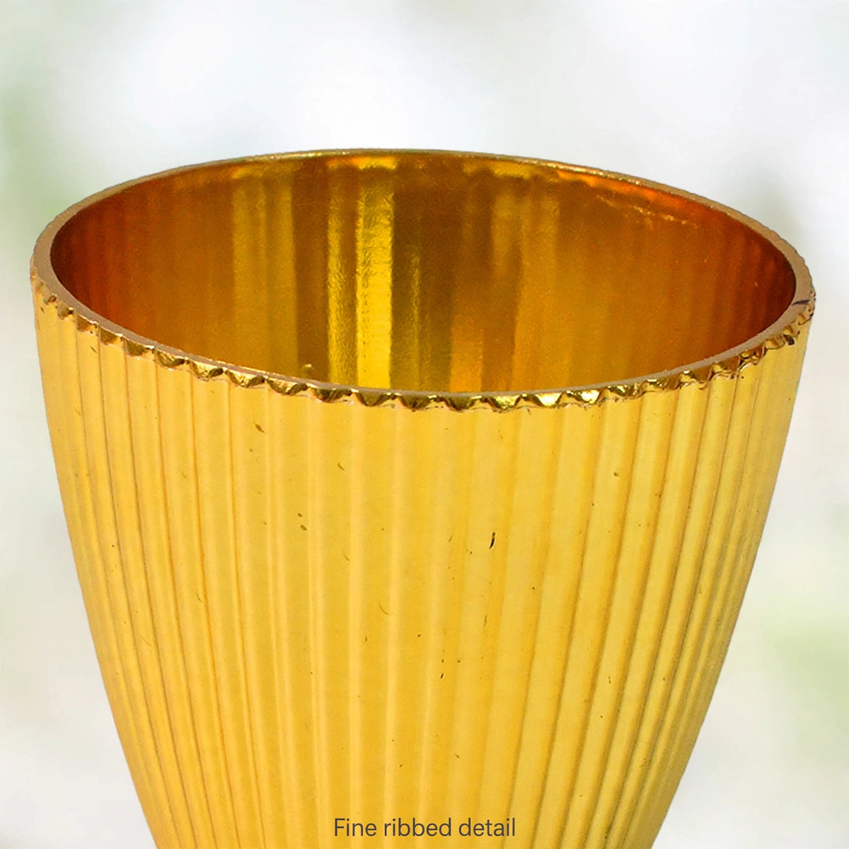 Fine ribbed detail