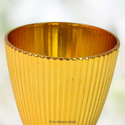 Fine ribbed detail